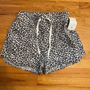NWT Buffbunny White Leopard Flo Short V2